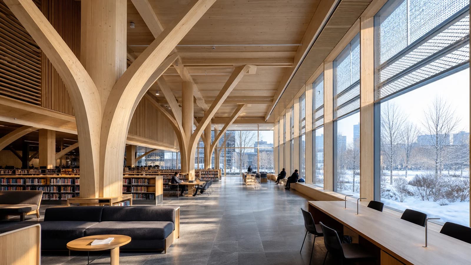 Helle Bibliothek mit verzweigten Brettschichtholzstützen, tiefen Fenstern und Schnee im Freien